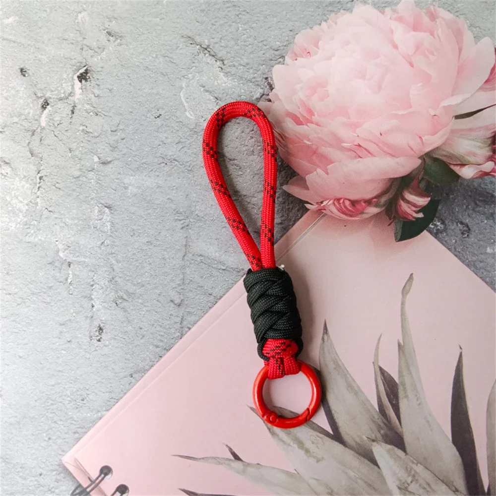 Kolorowy pleciony pasek na nadgarstek z breloczkiem — unisex paracord Srebrny