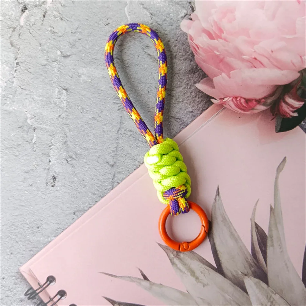 Kolorowy pleciony pasek na nadgarstek z breloczkiem — unisex paracord Złoto