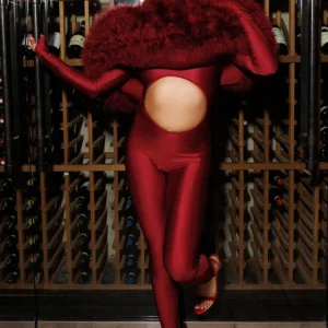Kombinezon z futrzaną lamówką i wycięciami w stylu luksusowego clubwear Burgundia