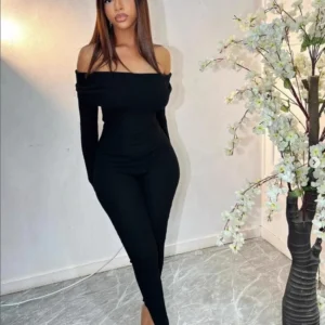 Kombinezon off-shoulder z prążkowanej dzianiny — dopasowany i seksowny Czarny