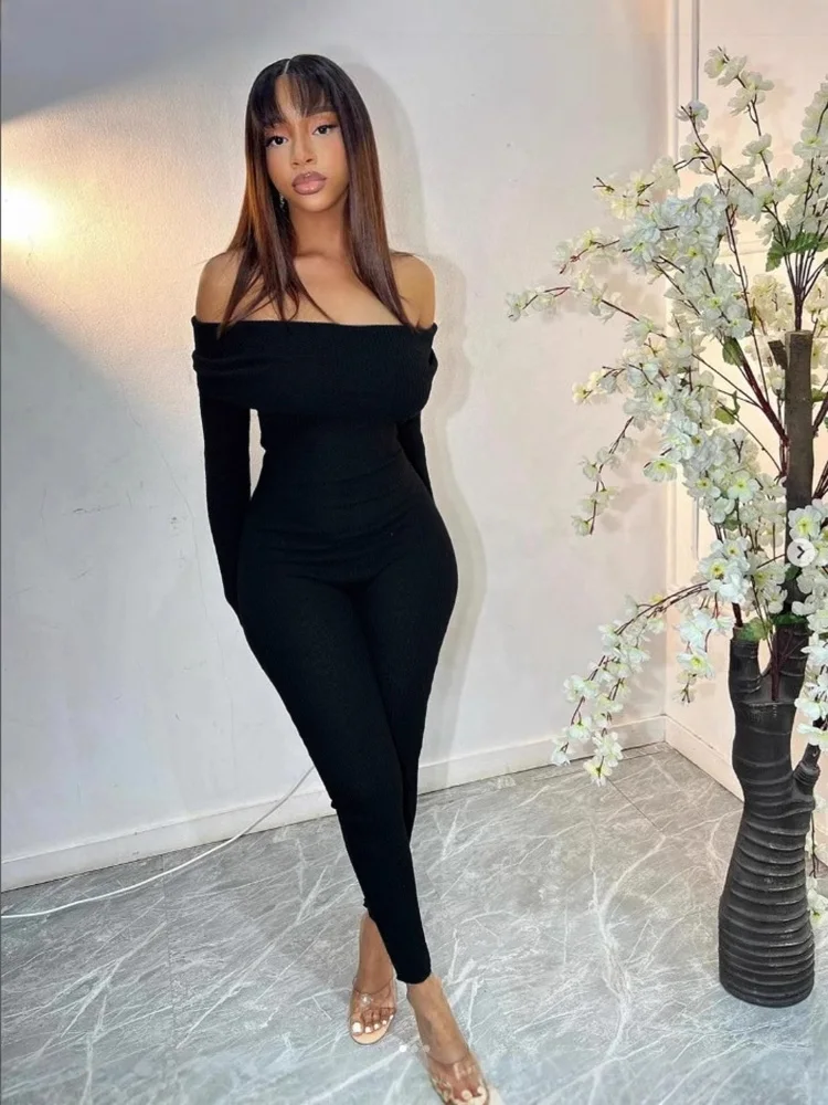 Kombinezon off-shoulder z prążkowanej dzianiny — dopasowany i seksowny Czarny
