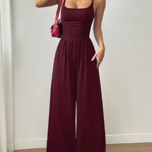 Kombinezon z plisami i wiązaniem na szyi — elegancki look na lato Bordowy