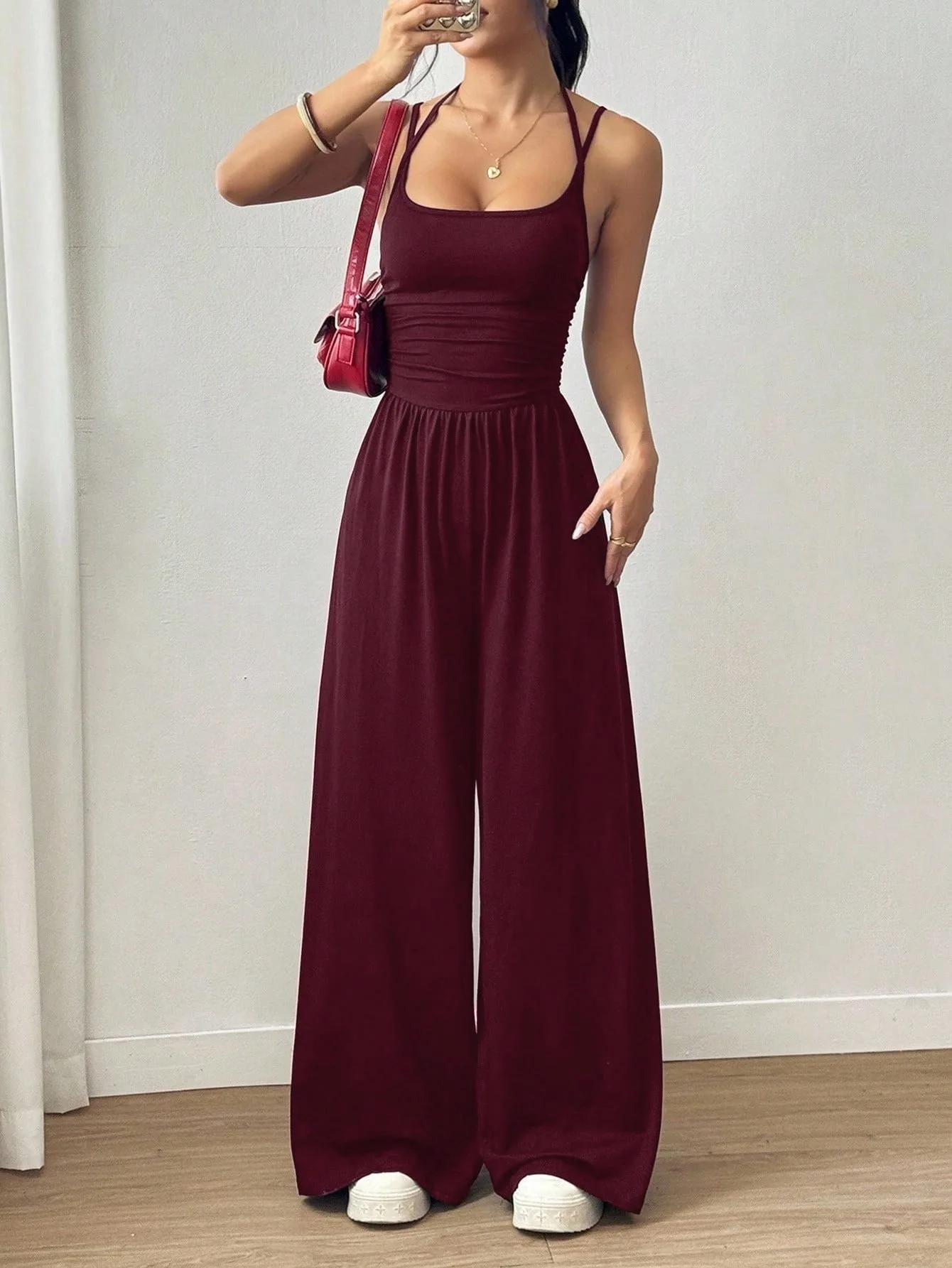 Kombinezon z plisami i wiązaniem na szyi — elegancki look na lato Bordowy