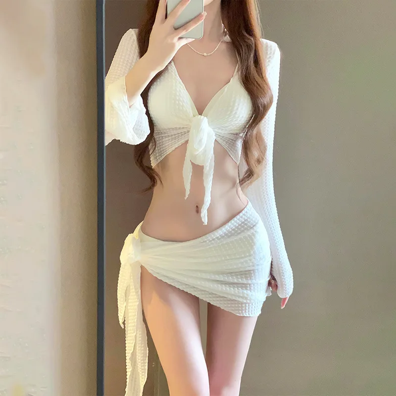 Koreańskie bikini 4-częściowe z plisowaną spódnicą Biały