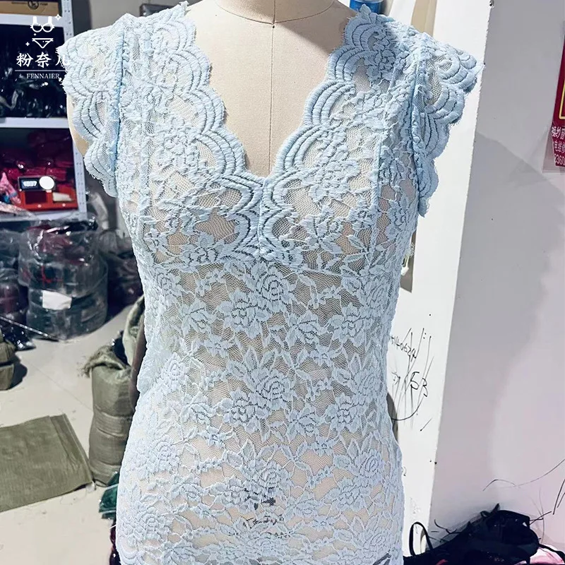 Koronkowa bluzka z dekoltem w serek i wykończeniem patchwork Skyblue