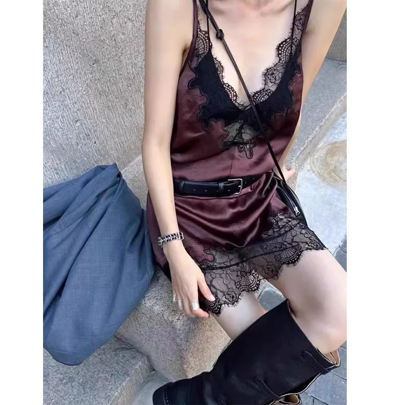 Koronkowa sukienka na ramiączkach z dekoltem w szpic — Slim Fit Ciemnobrązowy