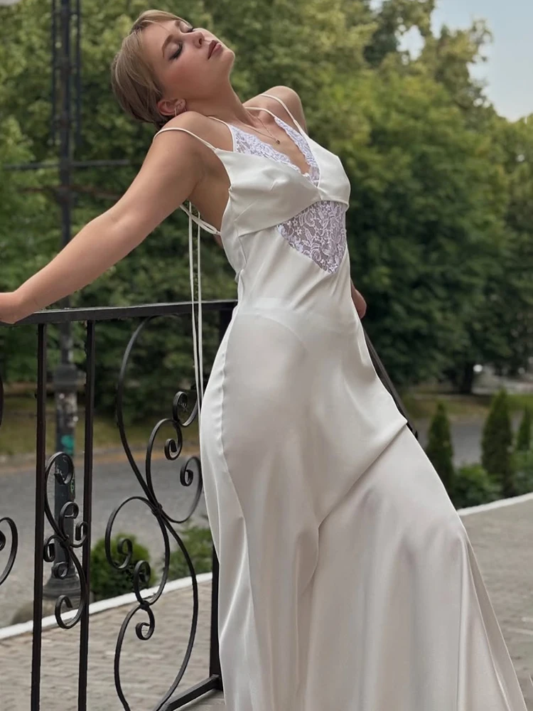 Koronkowa sukienka Tuularose bez rękawów z wycięciami na talii Biały