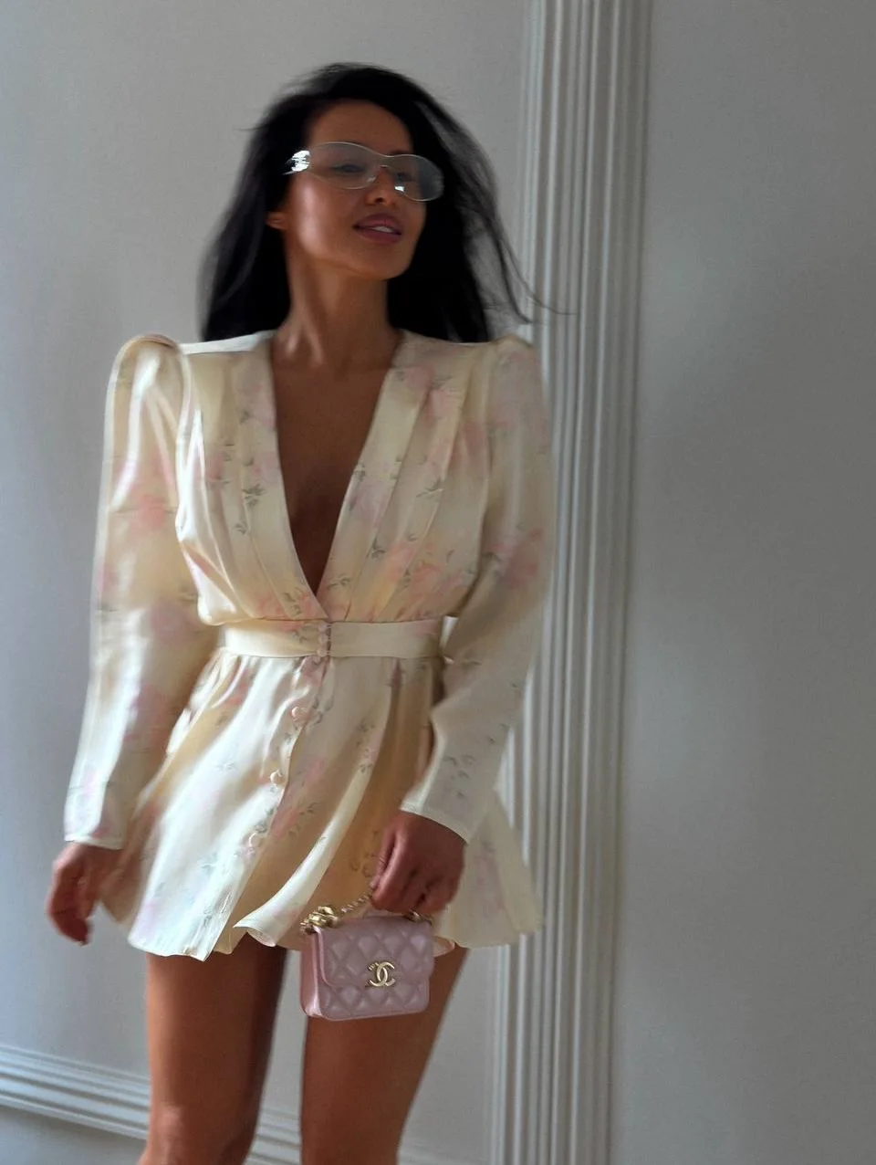 Koronkowe body damskie z siateczką i głębokim dekoltem — eleganckie i prześwitujące Ciemnoszary