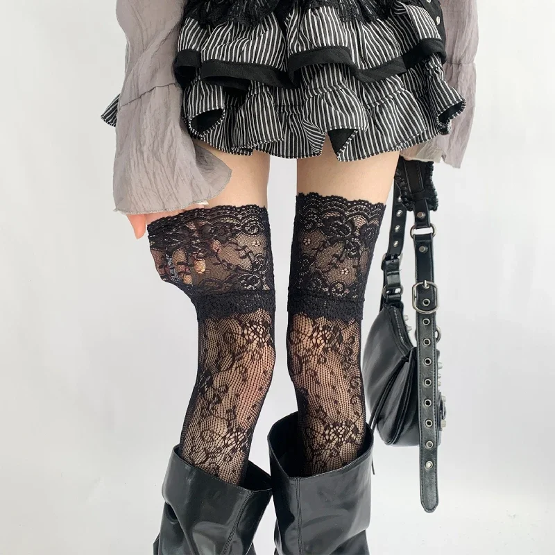 Koronkowe podkolanówki w stylu JK z falbankami nad kolano Czarny