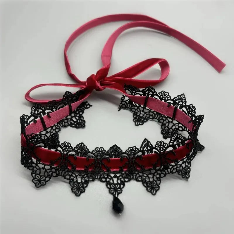 Koronkowy choker z aksamitnym kwiatowym wisiorkiem Zielony