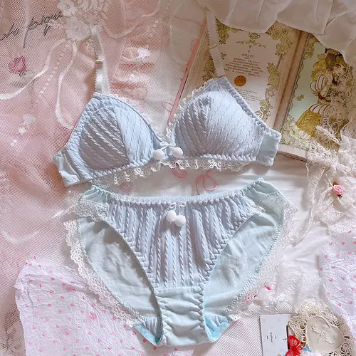 Koronkowy komplet bielizny push-up z kokardką i stringami 2