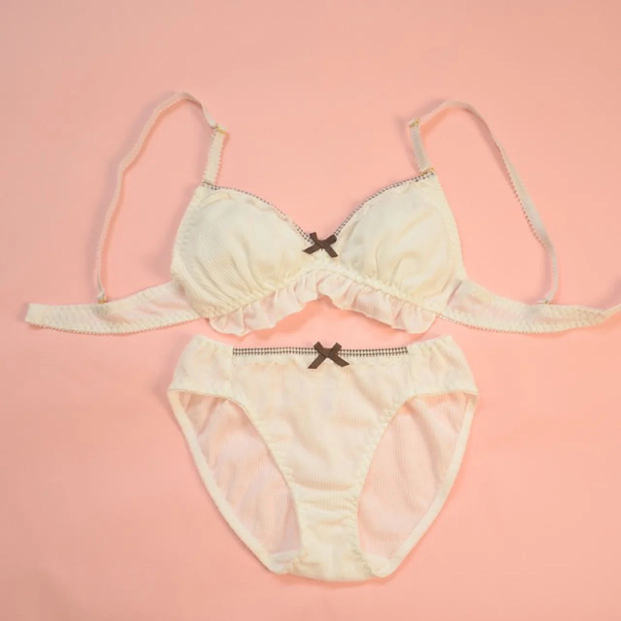 Koronkowy komplet bielizny push-up z kokardką i stringami 8