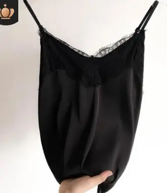 Koronkowy top na ramiączkach z dekoltem Czarny