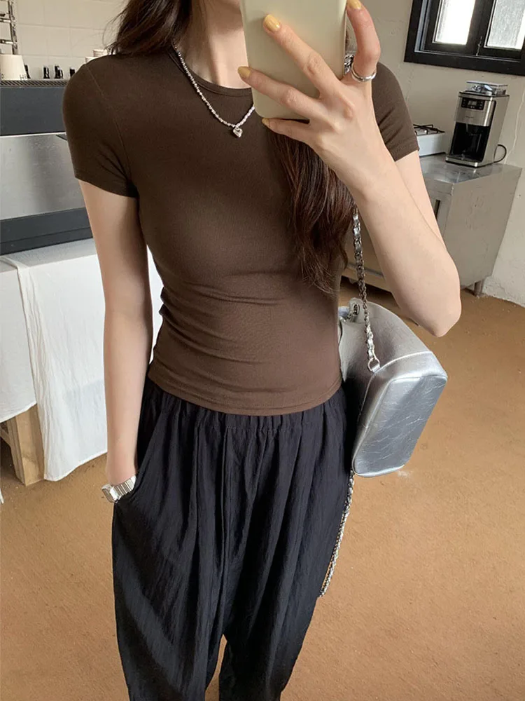 Krótki crop top basic z krótkim rękawem — Y2K streetwear Kawa