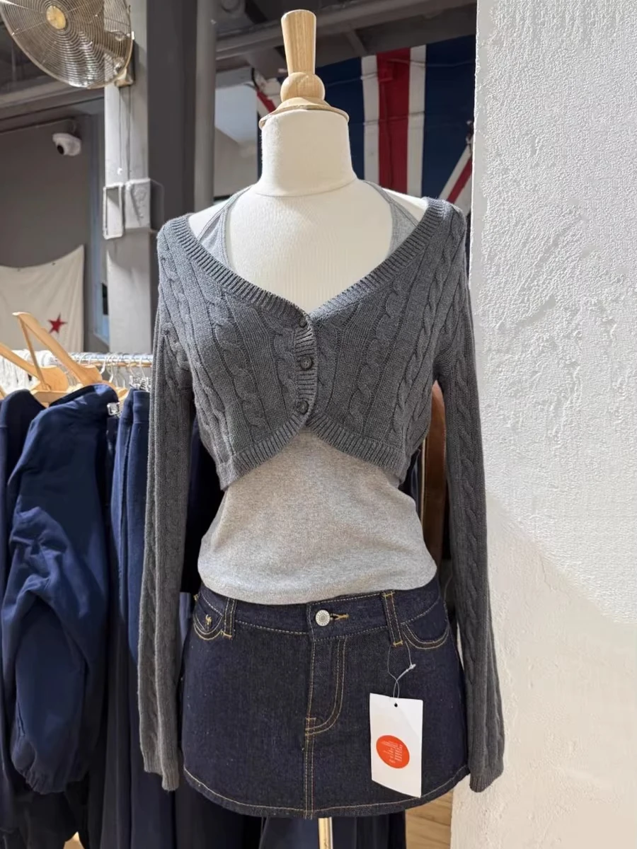 Krótki kardigan damski z efektem skrętu – styl Y2K vintage Szary