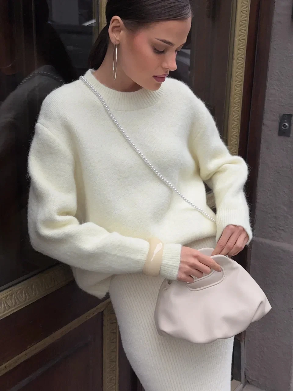 Krótki sweter damski oversize z okrągłym dekoltem Beżowy