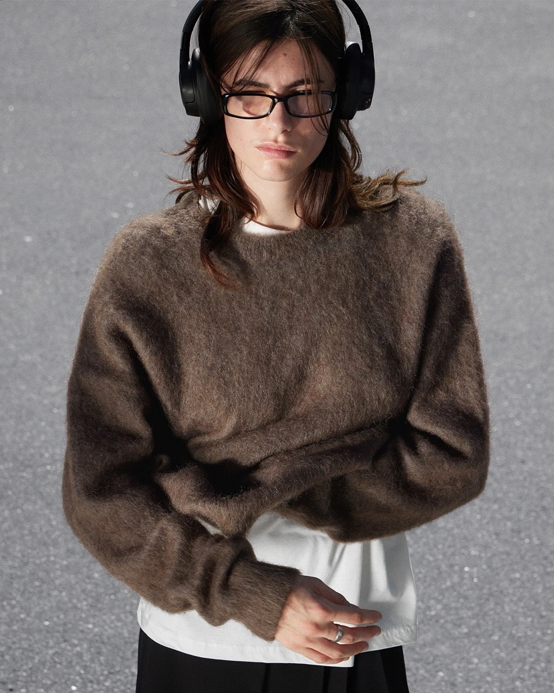 Krótki sweter damski oversize z okrągłym dekoltem Bordowy