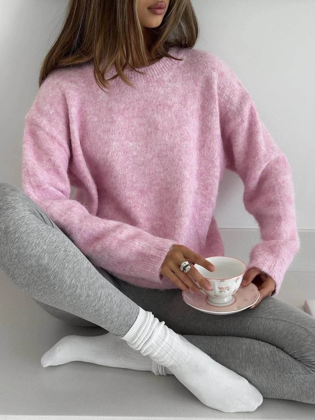 Krótki sweter damski oversize z okrągłym dekoltem Fioletowy