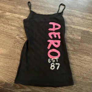 Krótki top damski na ramiączkach w stylu vintage Czarny