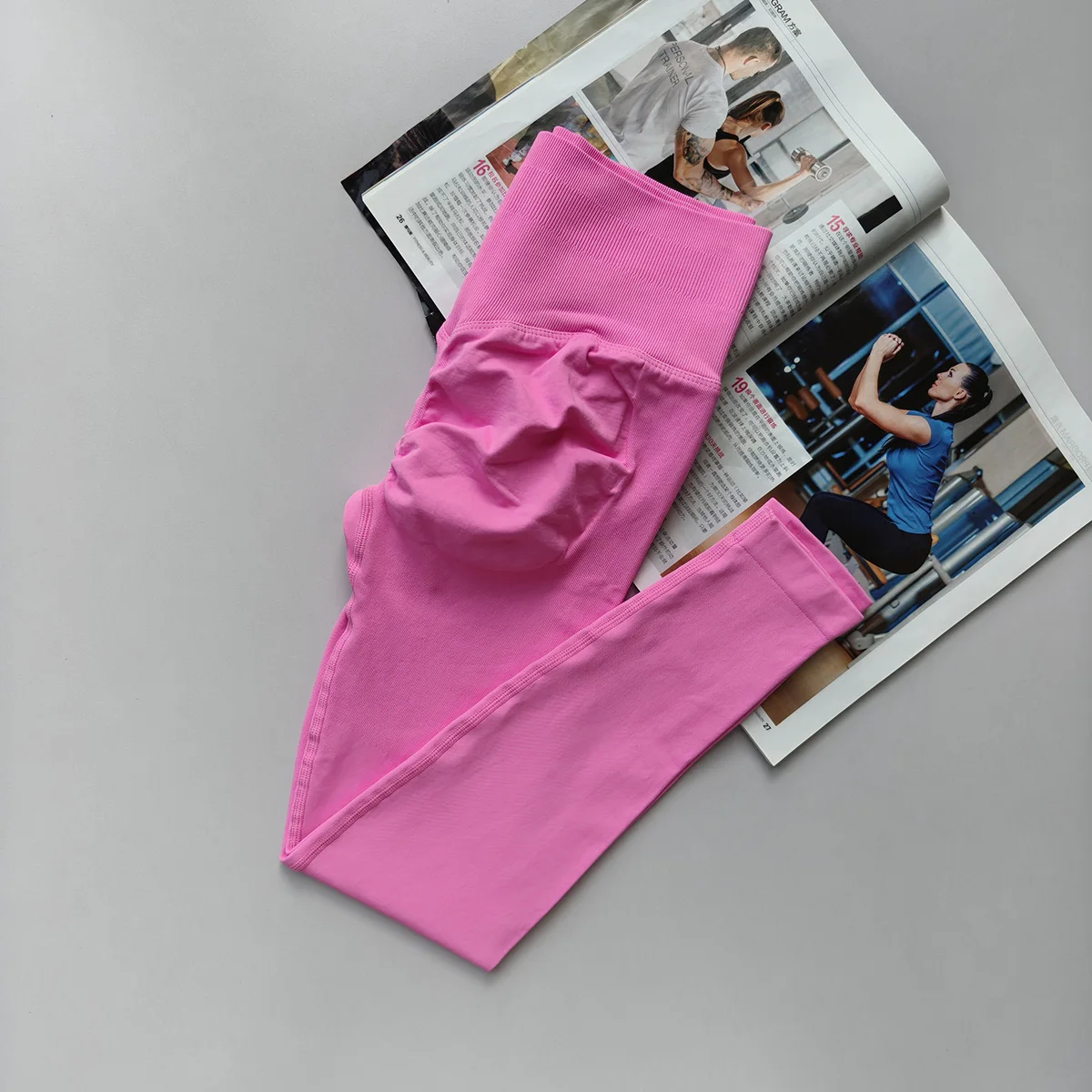 Legginsy sportowe bezszwowe damskie modelujące pośladki Brzoskwiniowy rumieniec