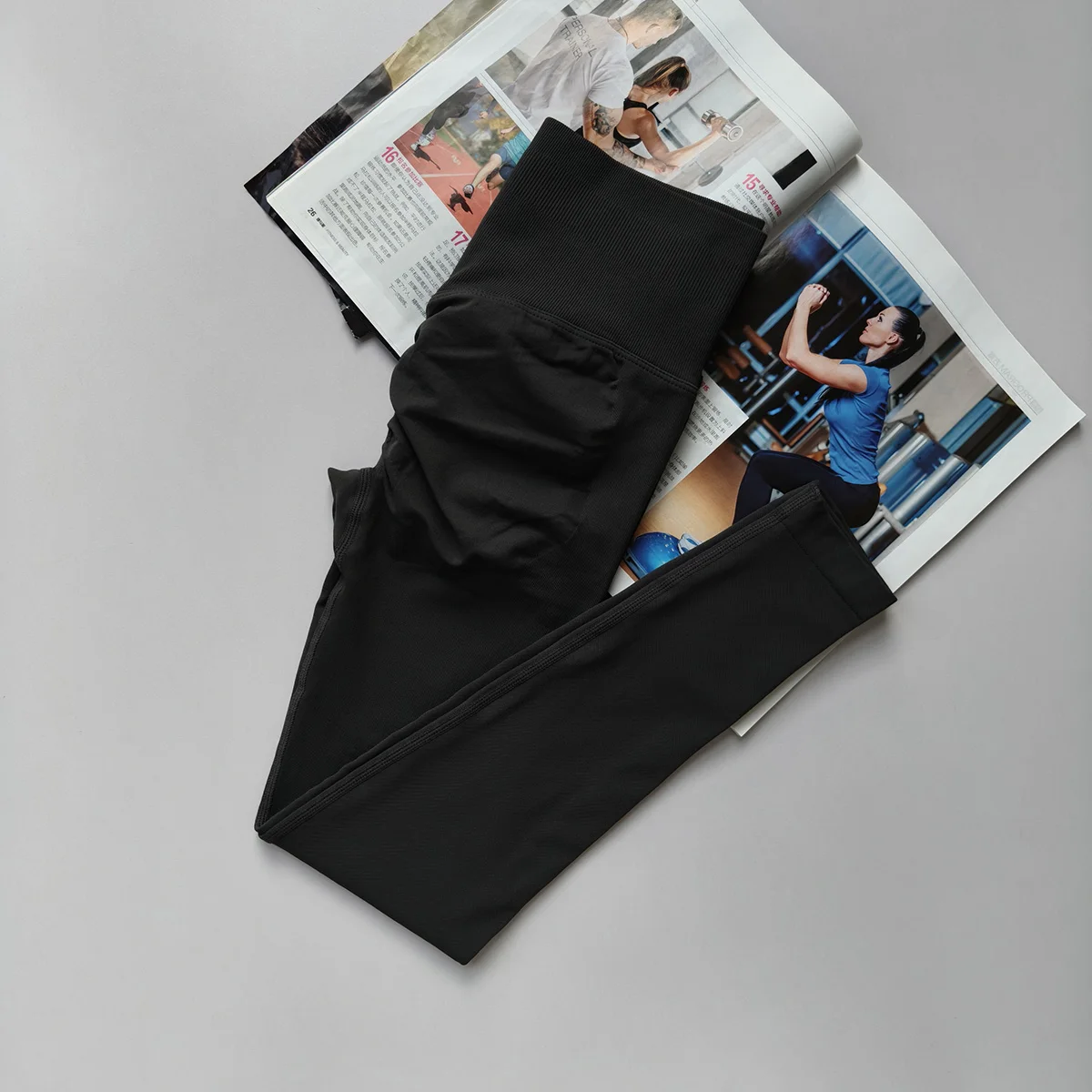 Legginsy sportowe bezszwowe damskie modelujące pośladki Czarny