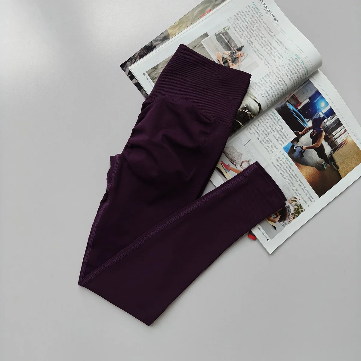 Legginsy sportowe bezszwowe damskie modelujące pośladki Irisa fioletowa