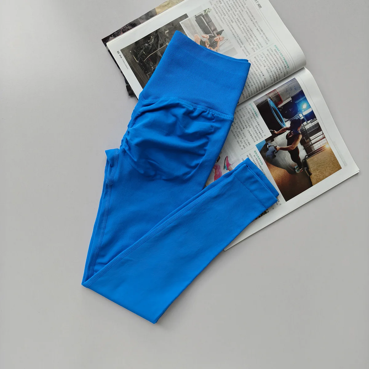Legginsy sportowe bezszwowe damskie modelujące pośladki Niebieski