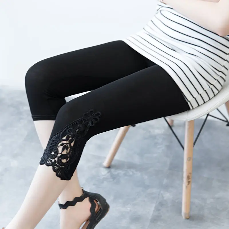 Legginsy sportowe damskie 3/4 z koronkowym wykończeniem Czarny