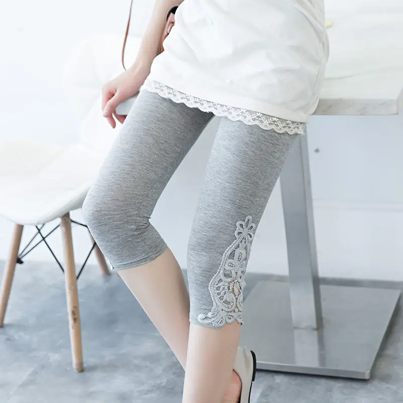 Legginsy sportowe damskie 3/4 z koronkowym wykończeniem Szary