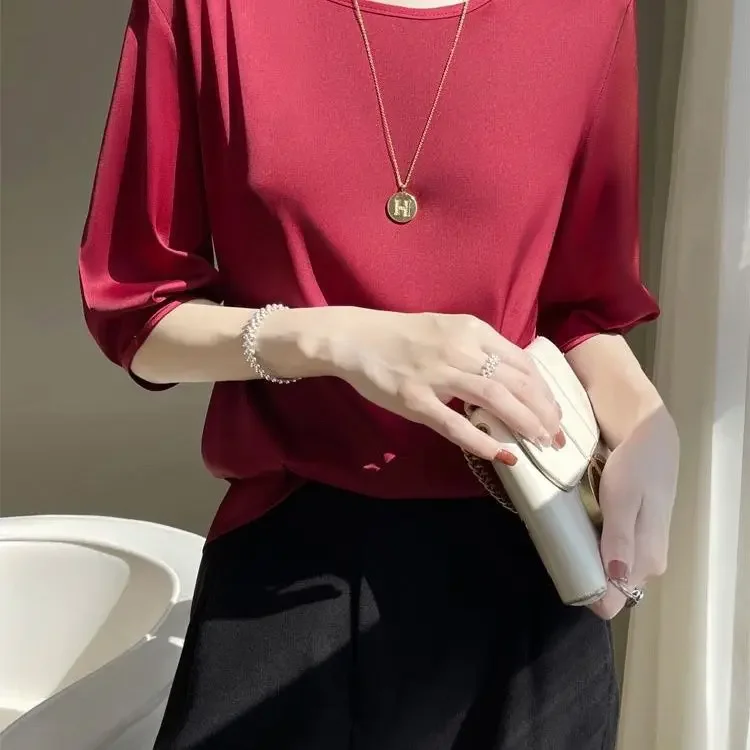 Letnia satynowa bluzka z półrękawem — codzienna elegancja Czerwony