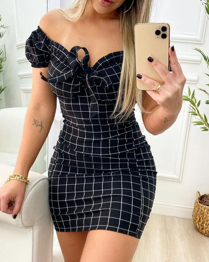 Letnia sukienka mini z siateczkowym nadrukiem dopasowana Czarny