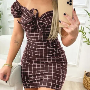 Letnia sukienka mini z siateczkowym nadrukiem dopasowana Kolor czerwonego wina