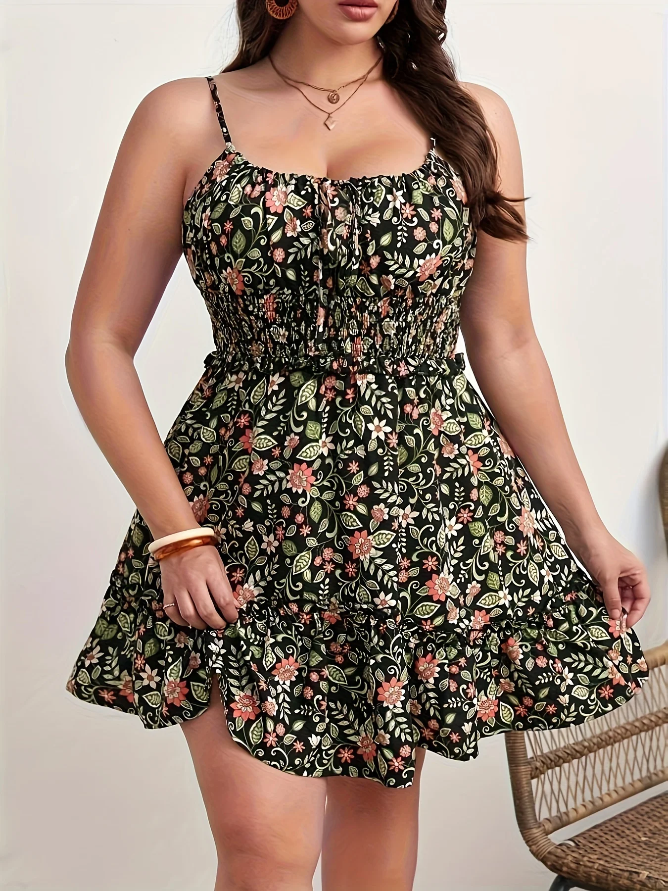 Letnia sukienka plus size na ramiączkach w kwiaty z falbankami Czarny