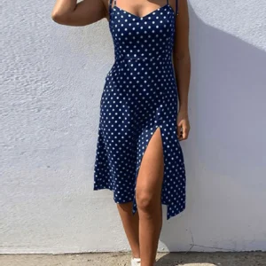 Letnia sukienka sundress w grochy bez rękawów z plisowanym dołem Niebieski