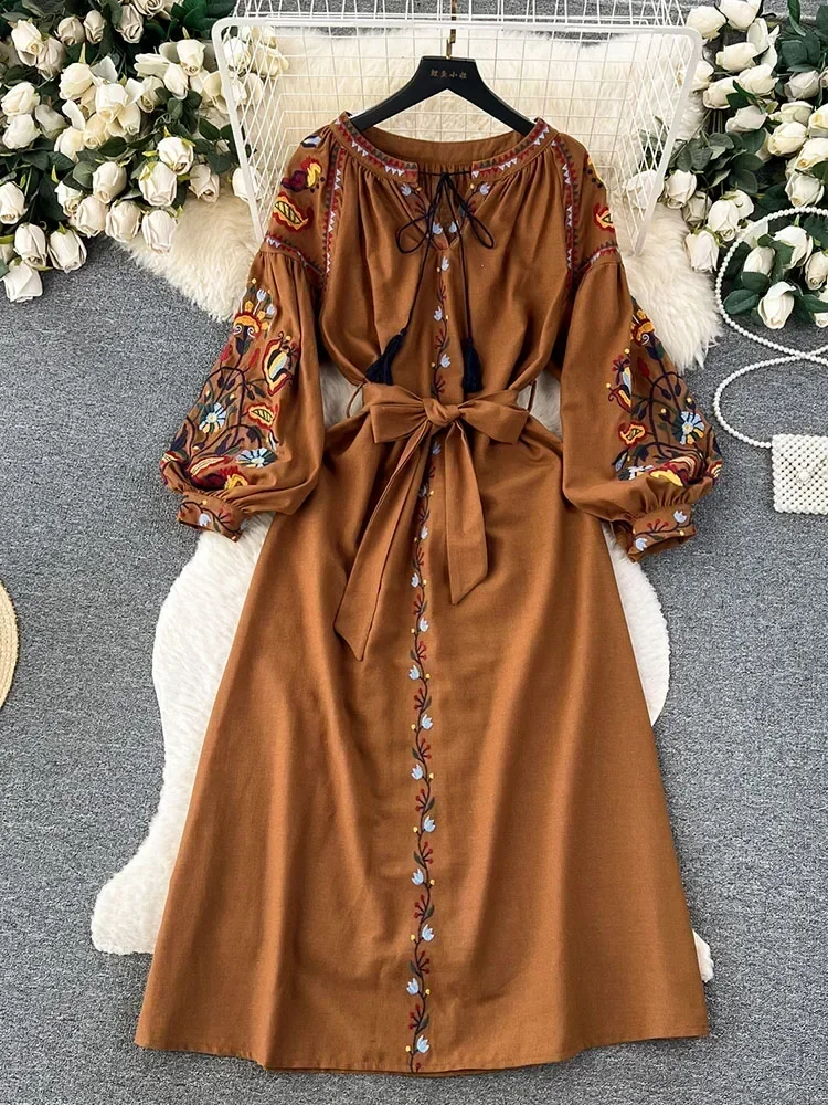 Lniana sukienka vintage z haftem i bufiastym rękawem Beżowy