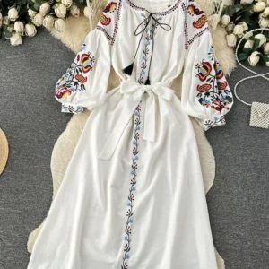 Lniana sukienka vintage z haftem i bufiastym rękawem Fioletowy