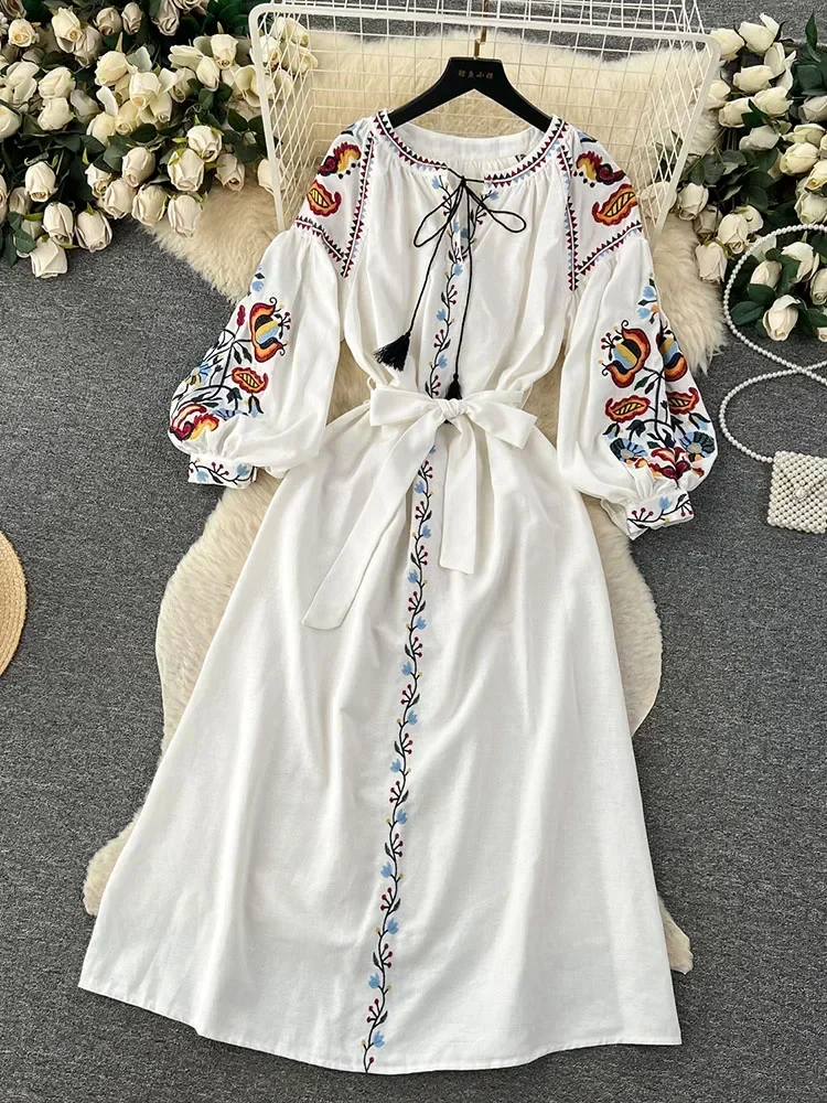 Lniana sukienka vintage z haftem i bufiastym rękawem Fioletowy