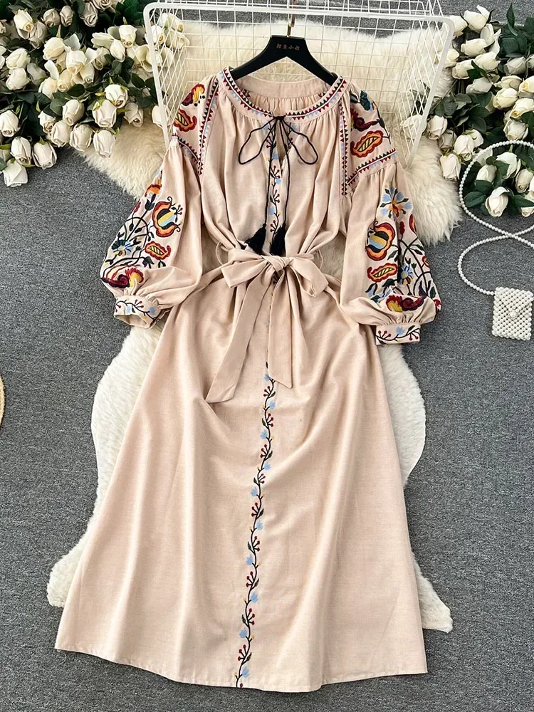 Lniana sukienka vintage z haftem i bufiastym rękawem Granatowy