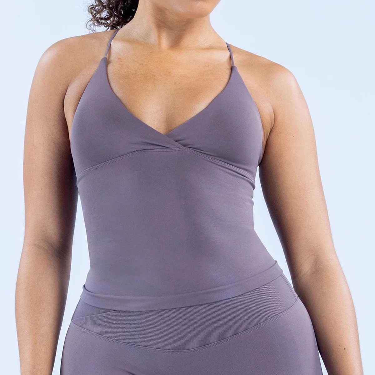 Longline top sportowy z odkrytymi plecami Twist Front do jogi Czarny