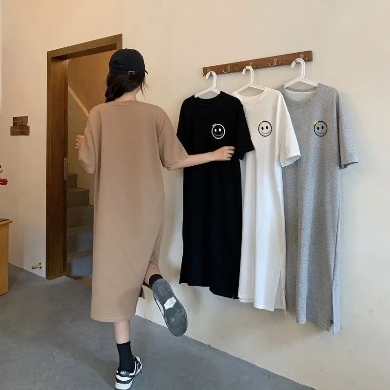 Luźna sukienka plus size z rozcięciem i krótkim rękawem Szary