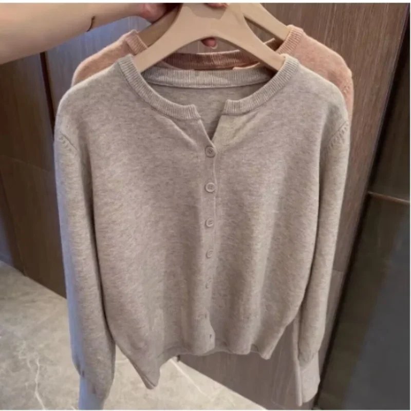 Luźny krótki sweter z okrągłym dekoltem Cachi