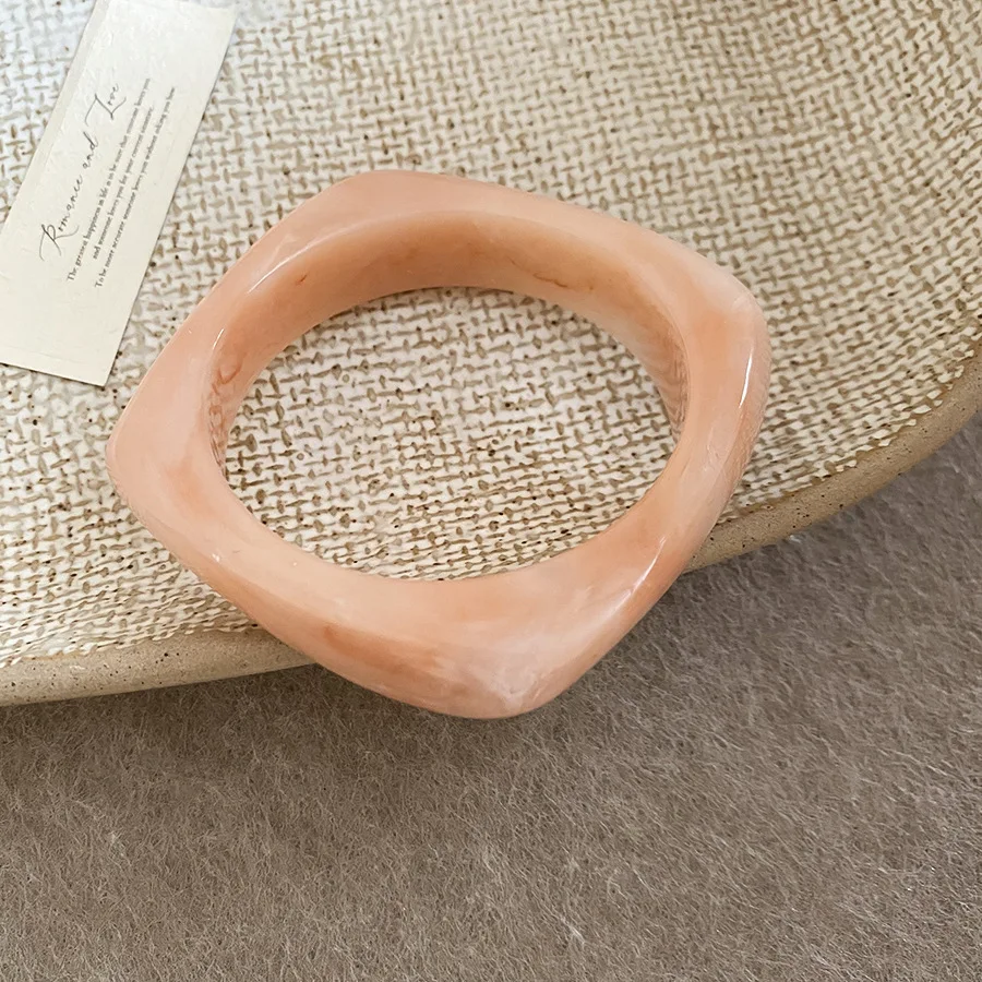Masywna bransoletka z żywicy geometryczna w wielu kolorach Fioletowy