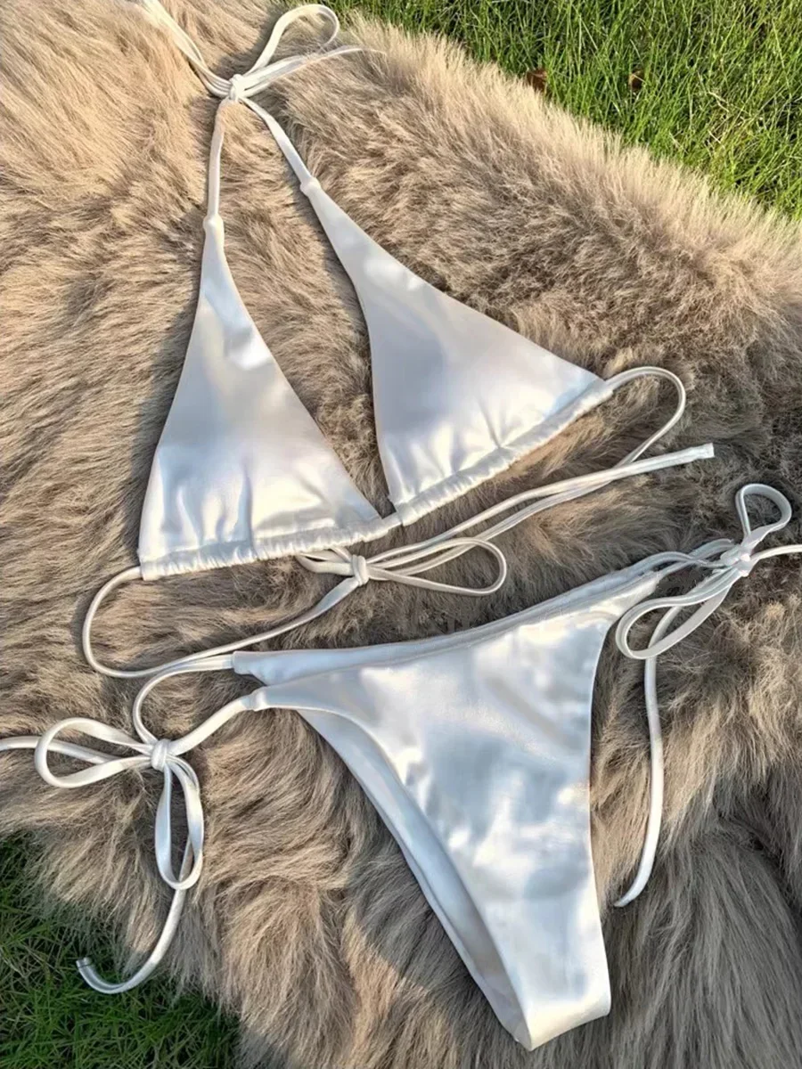 Metaliczne satynowe bikini halter z wysokim krojem — brazylijskie Biały