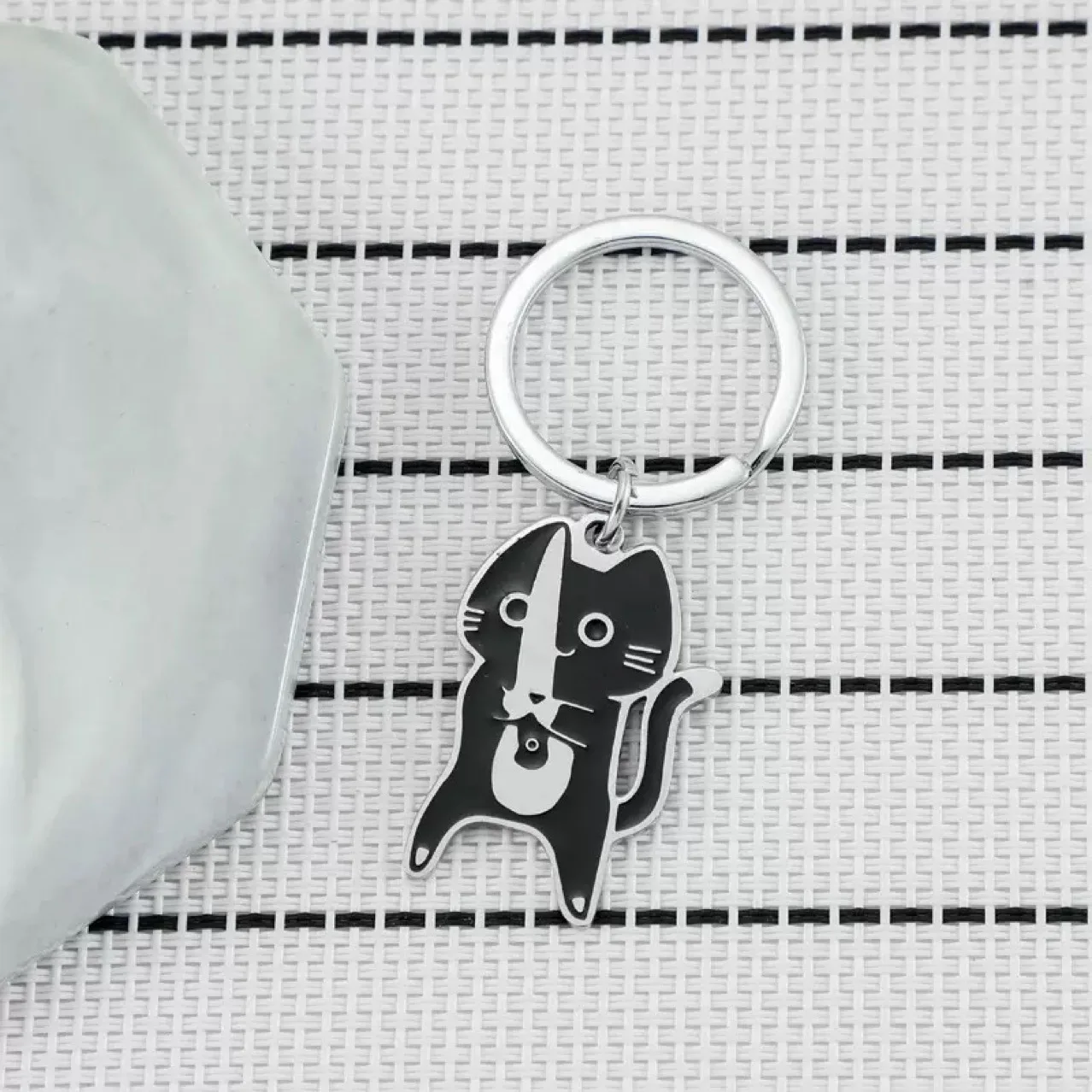 Metalowy brelok zabawny czarny kot - zawieszka do kluczy Zielony