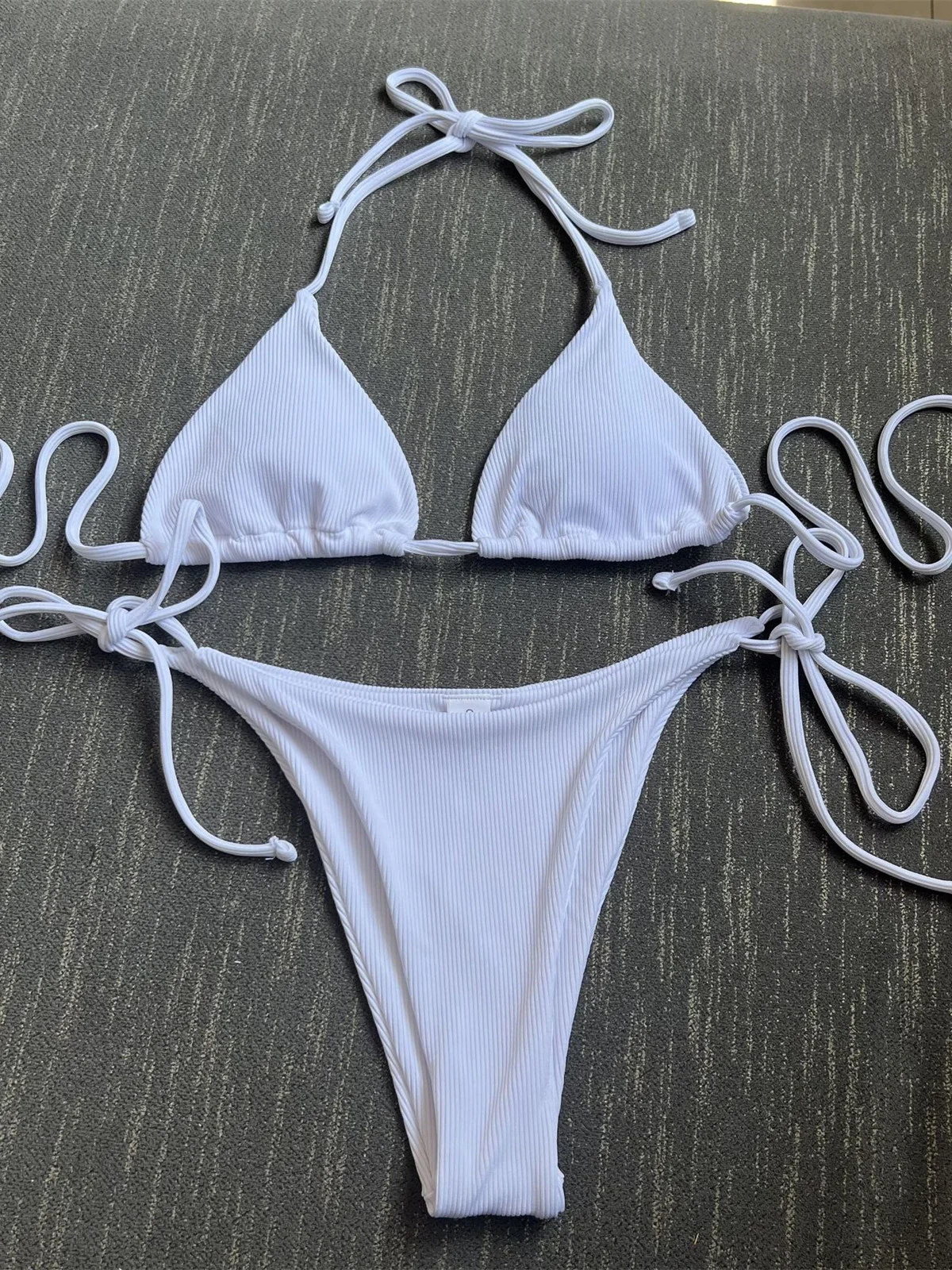 Micro bikini trójkątne wiązane z koronkowym wykończeniem Biały