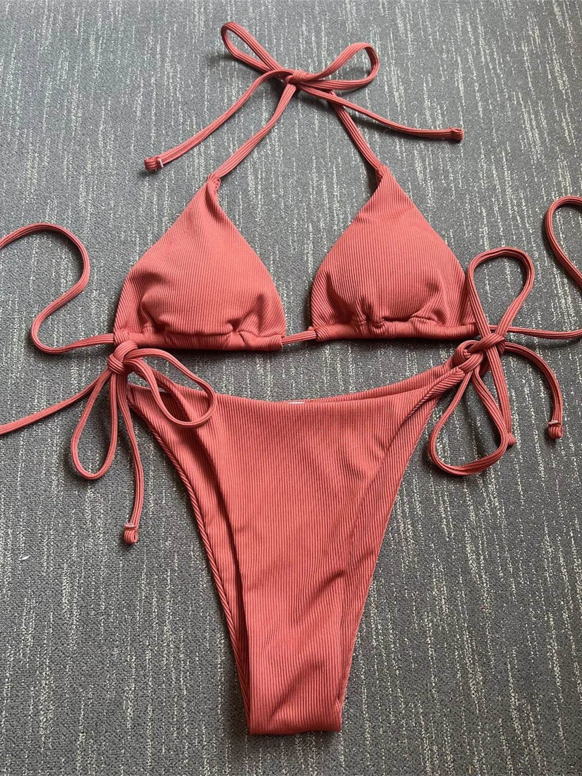 Micro bikini trójkątne wiązane z koronkowym wykończeniem Czekolada