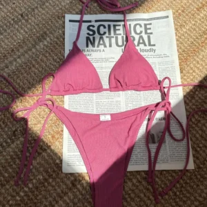 Micro bikini trójkątne wiązane z koronkowym wykończeniem Czerwony arbuz
