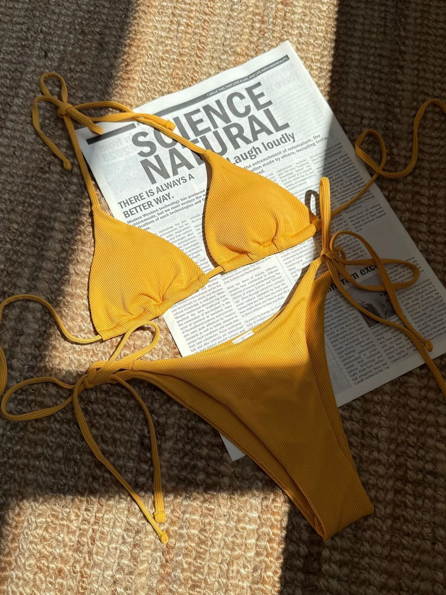 Micro bikini trójkątne wiązane z koronkowym wykończeniem żółty