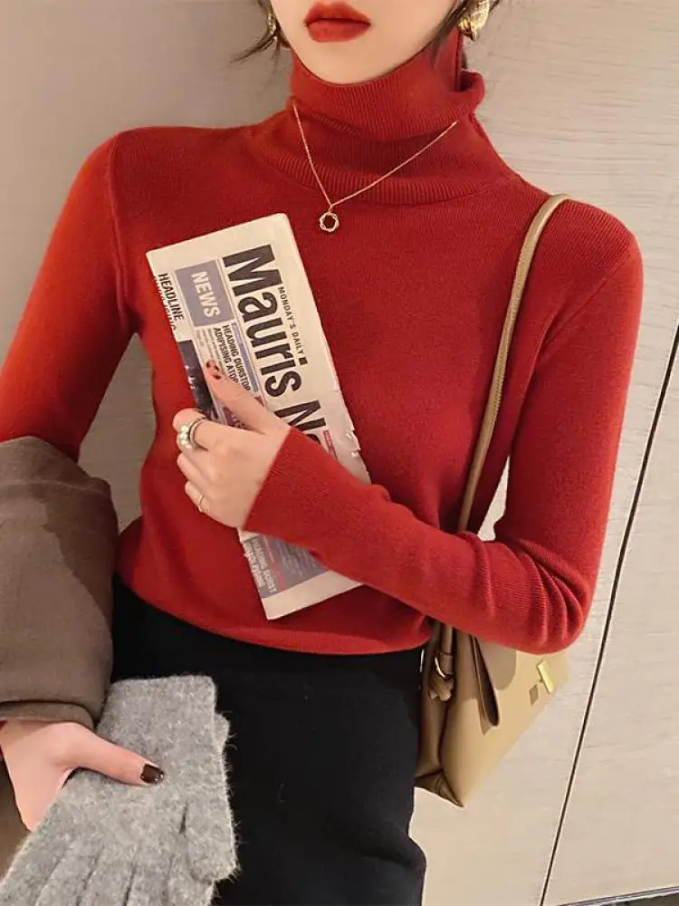Miękki dopasowany sweter z golfem w jednolitym kolorze Czerwony