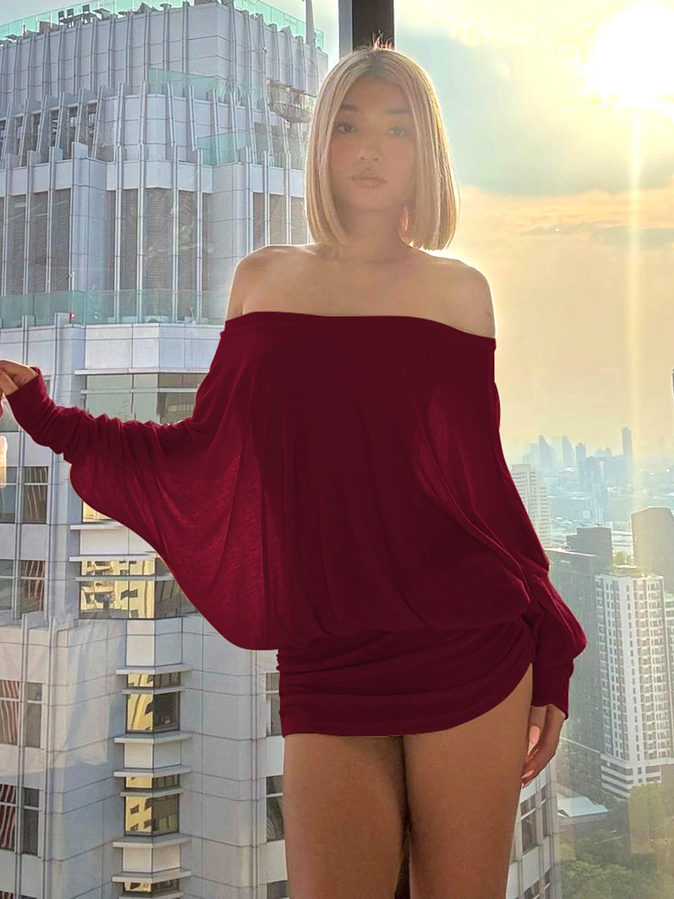 Mini sukienka off-shoulder z długim rękawem i marszczeniami Kolor czerwonego wina
